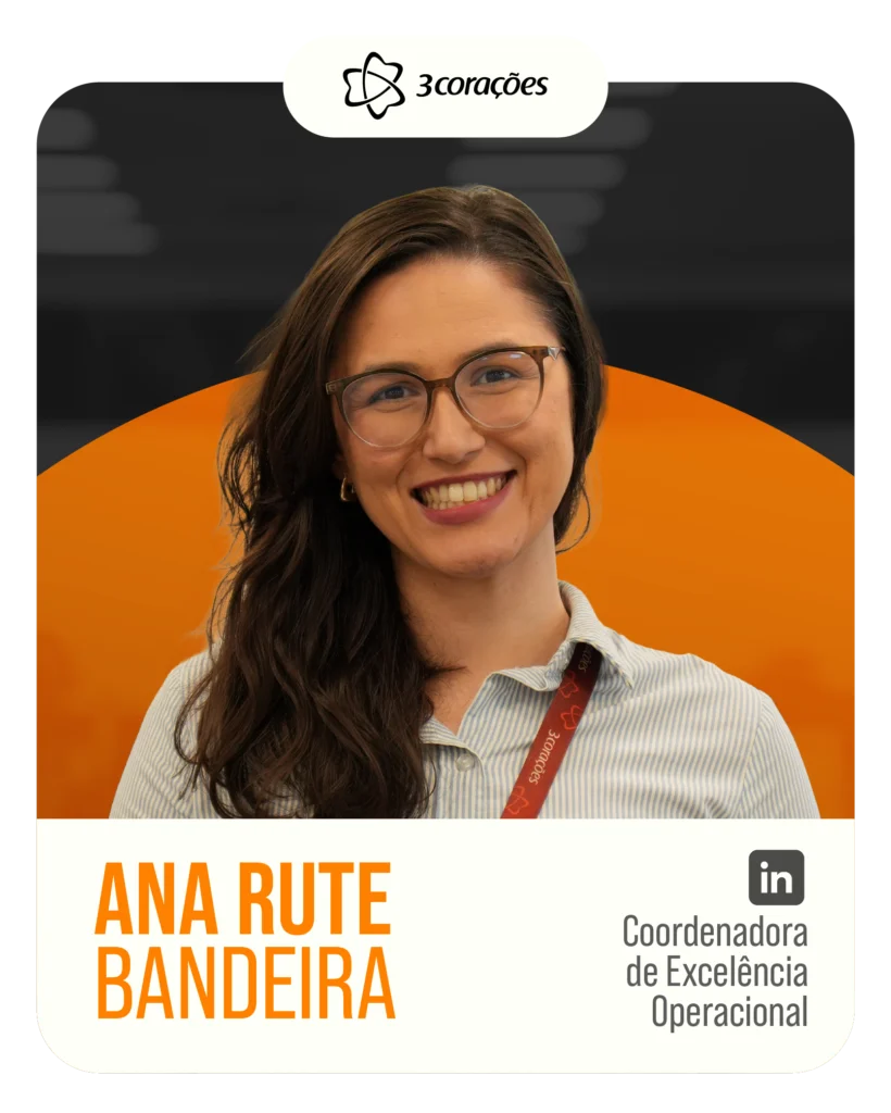 Ana Rute Bandeira, coordenadora de Excelência Operacional no Grupo 3corações, em um fundo com um semi-círculo laranja