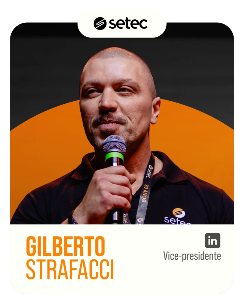 Gilberto Strafacci, vice-presidente da Setec, em um fundo com um semi-círculo laranja