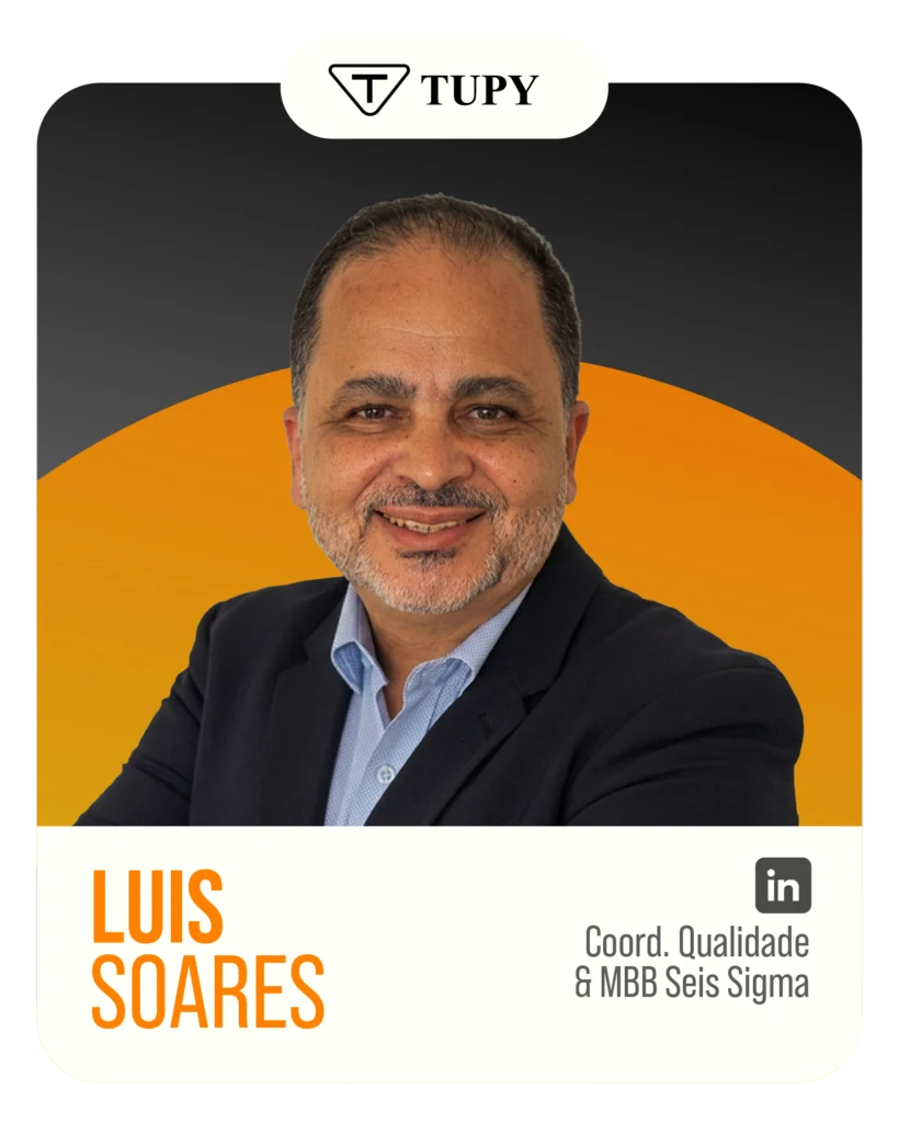 Luis Soares, Coordenador de Qualidade e Master Black Belt em Lean Six Sigma na Tupy, em um fundo com um semi-círculo laranja