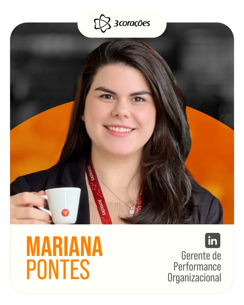 Mariana Rufino, Gerente de Performance Organizacional no grupo 3corações, em um fundo com um semi-círculo laranja