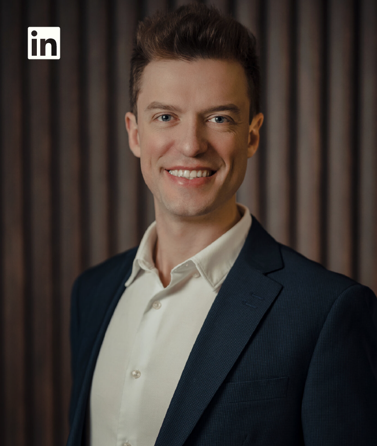 Arthur Igreja palestrante TEDx, em um fundo neutro